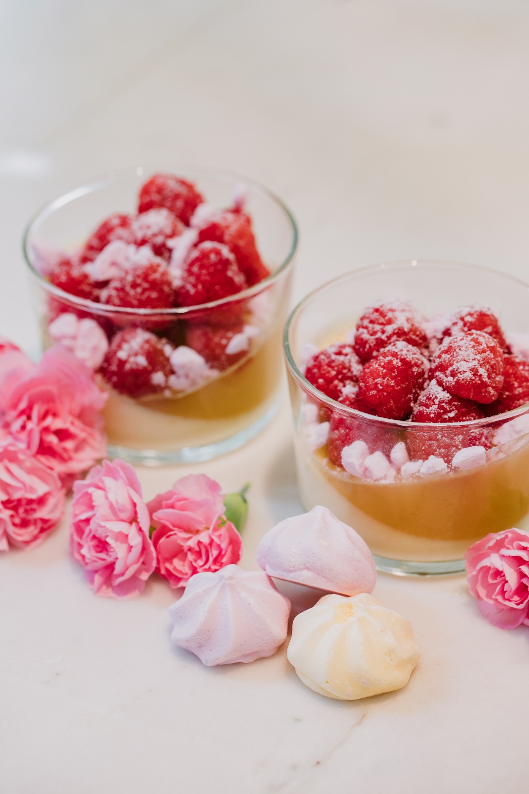 Raikas sitruuna pannacotta on loistava jälkiruoka kesäksi. Lemoncurdin voit halutessasi korvata esimerkiksi kondensoidusta maidosta keitetyllä kinuskilla.