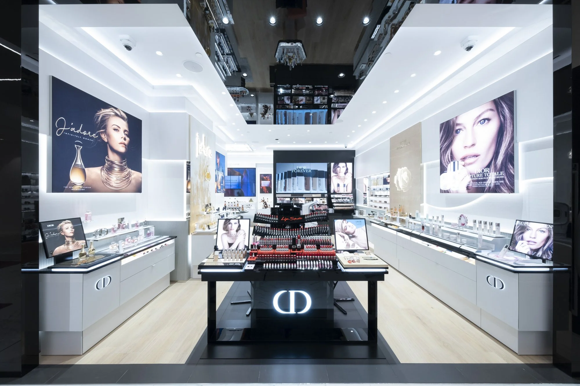 DT_Dior_Steen&Strøm_Oslo_2021_PH_Daniel_Tengs_-9375.jpg