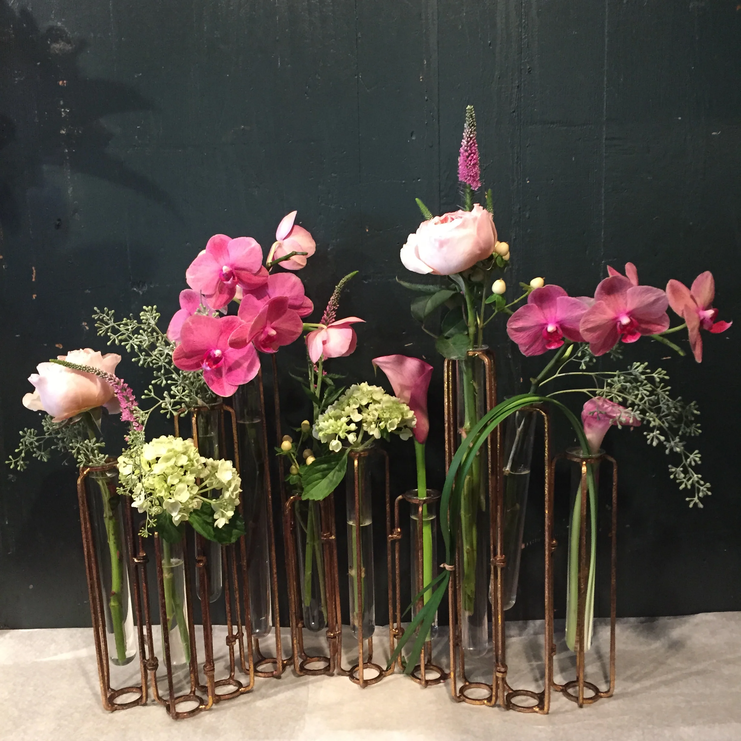 We find that using traditional "gardeny" cut flowers such as garden roses and veronica provide a lovely soft contrast to the smart metal angles of the frame. 