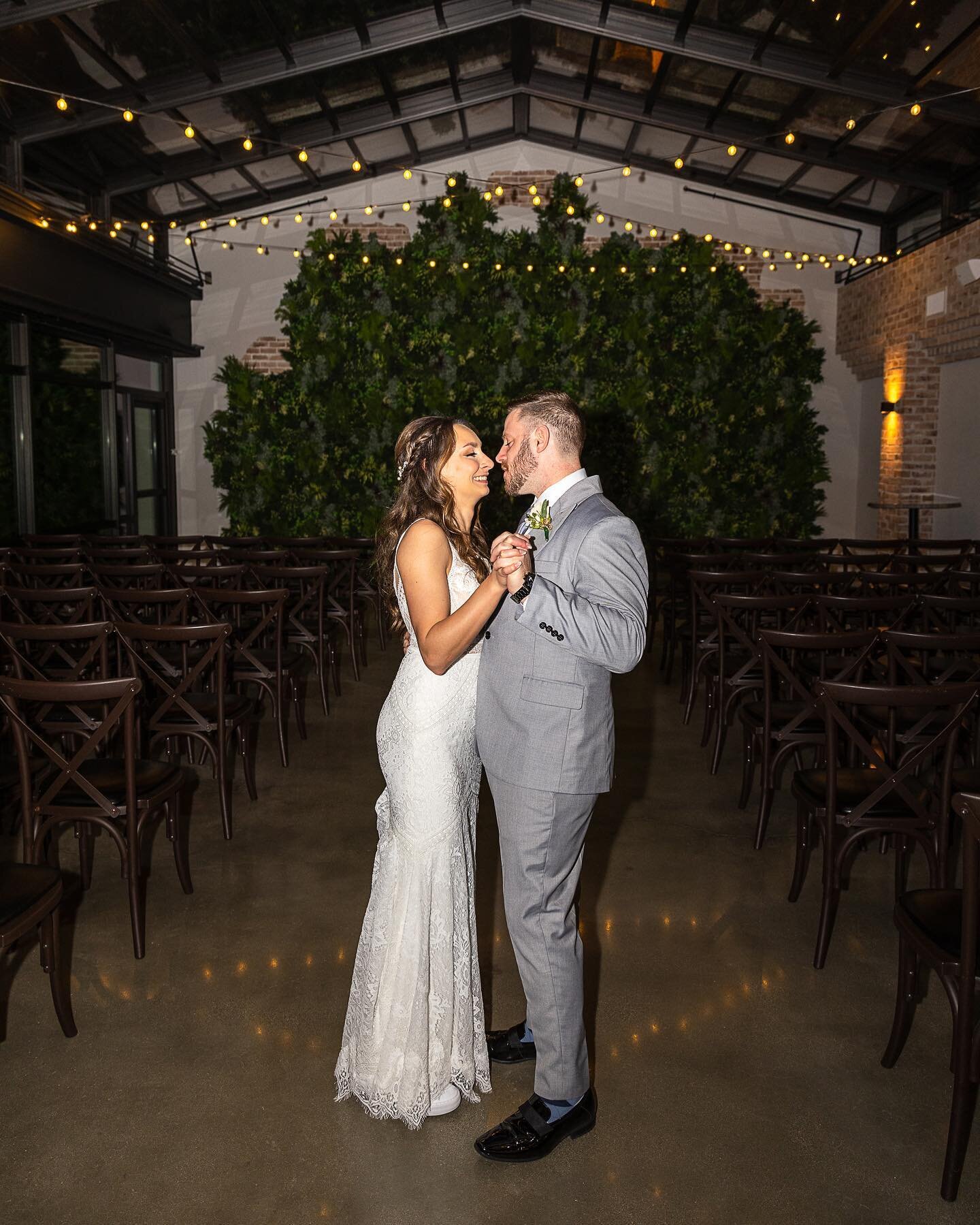 FLASH IS IN 📸📸
&bull;
I love these on camera flash portraits I was able to capture at the end of Jamie and Kevin&rsquo;s wedding day. These two are the best! Thanks for having me
&bull;
Venue: @peronafarms
&bull;
#peronafarms #njweddingphotographer