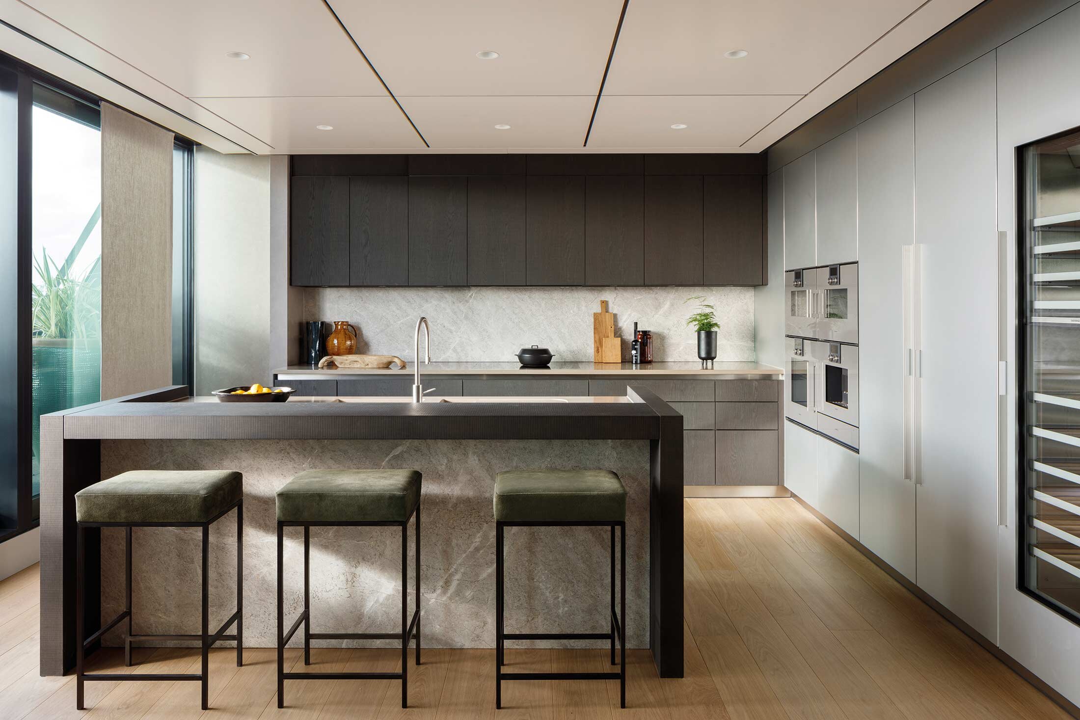 BurlingtonGate-Penthouse-701-05-Kitchen.jpg