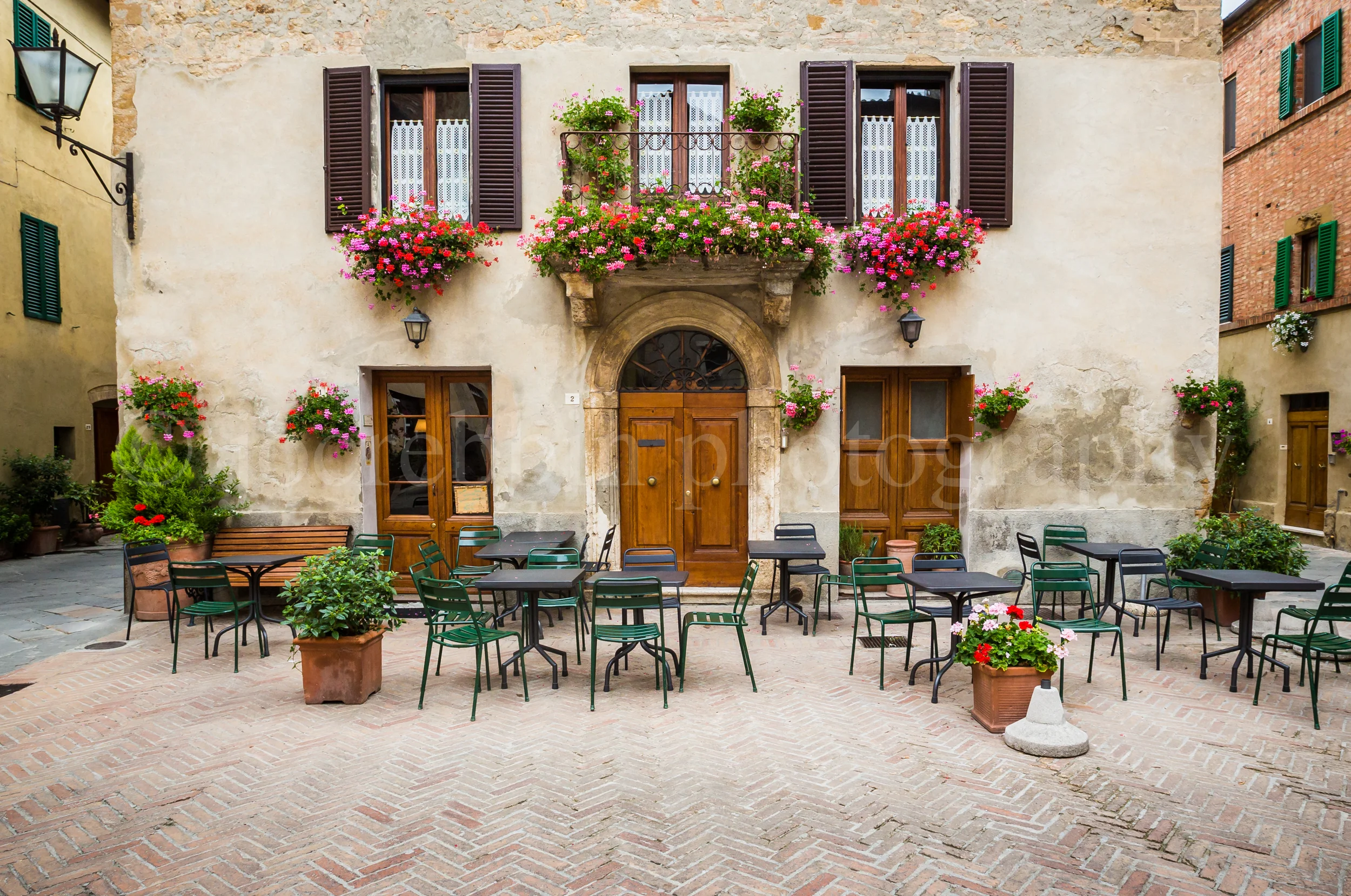 Beautiful courtyard in Tuscany, Italy in summer.jpg