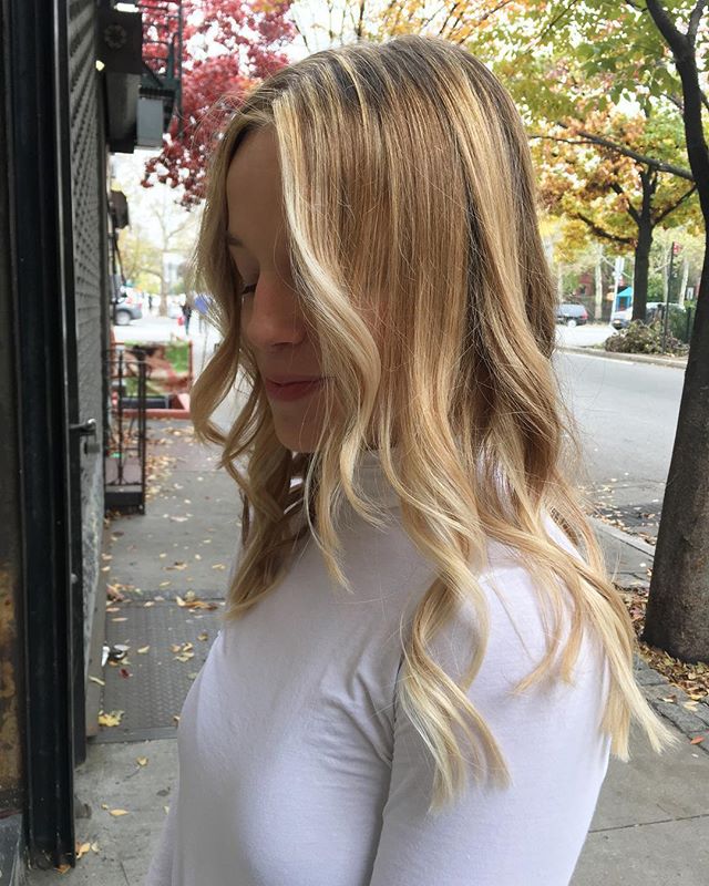 Some effort for effortless hair style ! #hair #japanesehairsalon #platinumblonde #longhair #hairsalon #haircolor #hairstyle #hairstyles #hairdye #beachy #hightonecolor #blondehair #hoyu #hoyuusa #lanza #redken #greenwichvillage #westvillage #ny #nyc