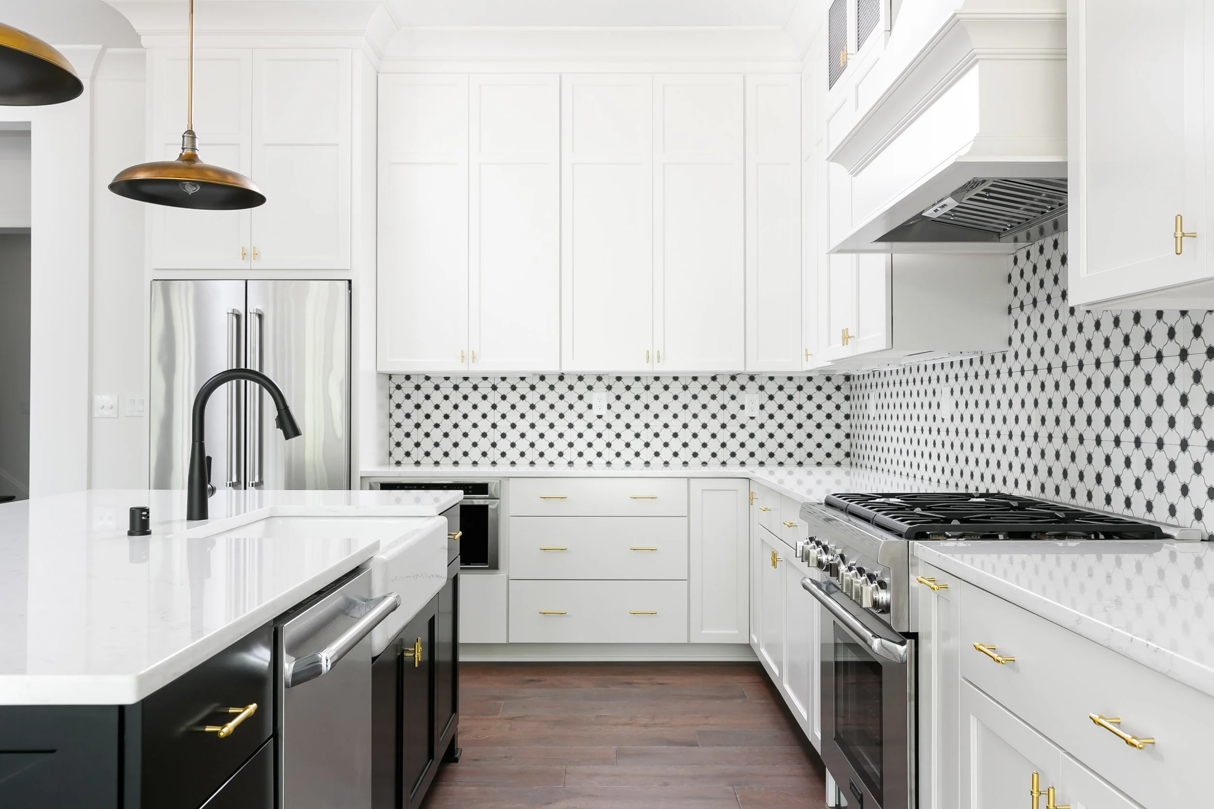 фартук в интерьере белой кухни