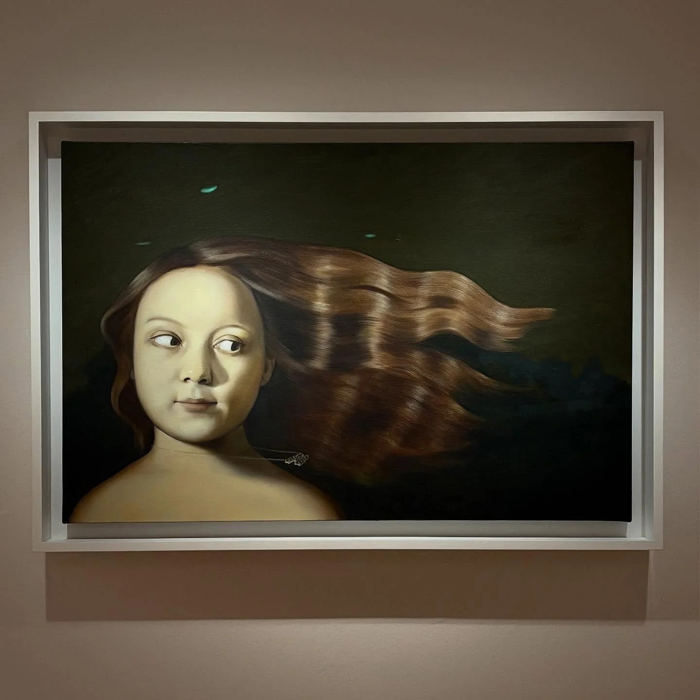 During a quick trip to Madrid before the start of the Fall art season, we were able to catch the Anna Weyant exhibition at the Museo Nacional Thyssen-Bornemisza.  Curated by Guillermo Solana, the show highlights Weyant&rsquo;s ability to play with ar