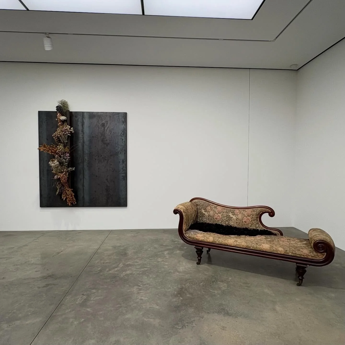 Organized by Mathieu Paris and Sukanya Rajaratnam, the &ldquo;David Hammons and Jannis Kounellis&rdquo; exhibition at White Cube takes inspiration from the artists&rsquo; joint show at the American Academy in Rome three decades ago and includes work 