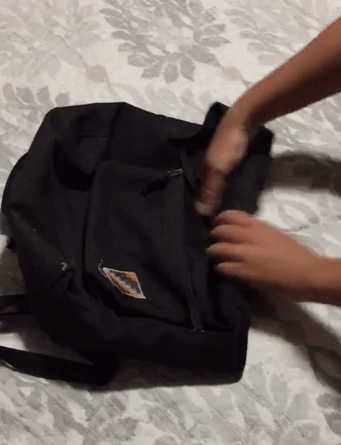 Mochila bem molinha que cabe em qualquer lugar.
