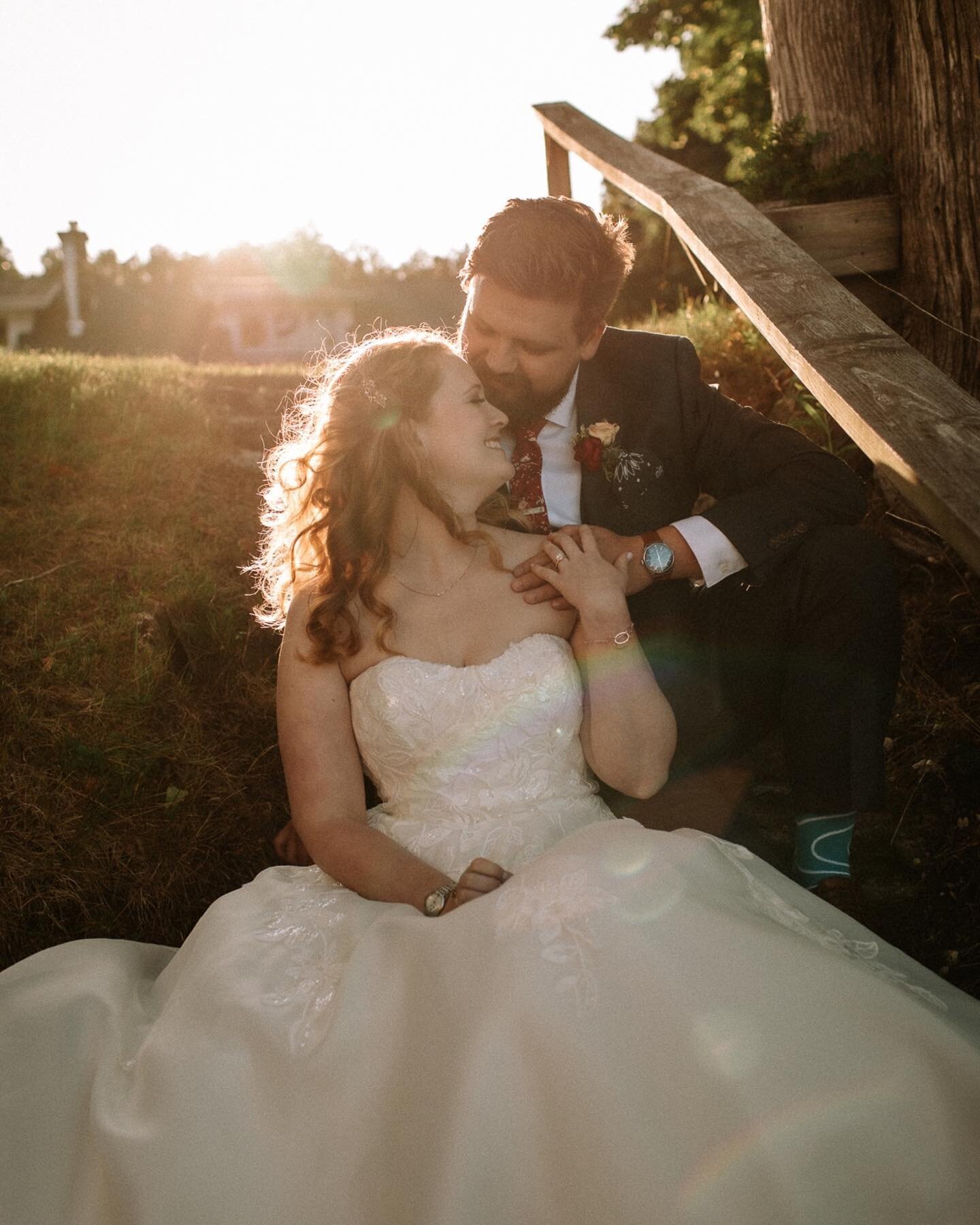 Congratulations to Mr and Mrs Kennedy! 

These two tied the knot at their family&rsquo;s beautiful, Baileys Harbor waterfront property and it couldn&rsquo;t have been more perfect!

💐 Florals @flora_flowershop 
🍲 Caterer @thefiresiderestaurant
📸 S