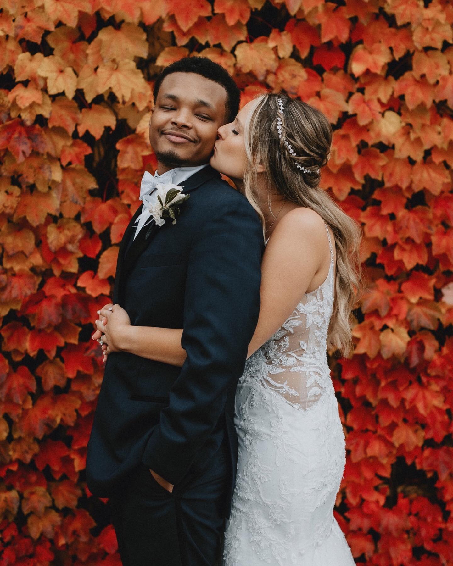 I&rsquo;ve been so blessed with all these amazing weddings this season. This was another family wedding. Libby and Curtis, It was so special to be there for you both! And the rain didn&rsquo;t stop us ❤️🍁 

Venue @thegagemke 
Caterer @smokeshacked 
