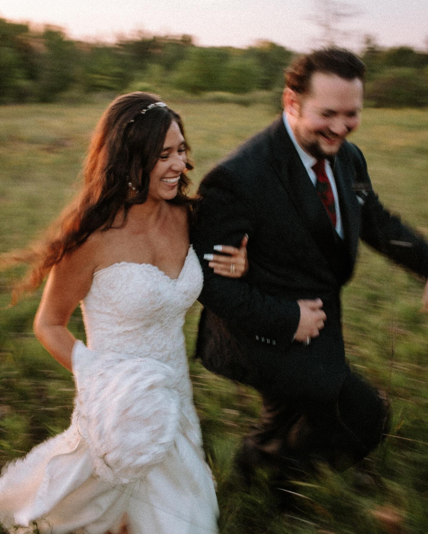 May you dash into the new year as blissfully as these two did on their wedding day 🤍

Wishing you gratitude for years past, joy in the present, and hope for the future 🕊️