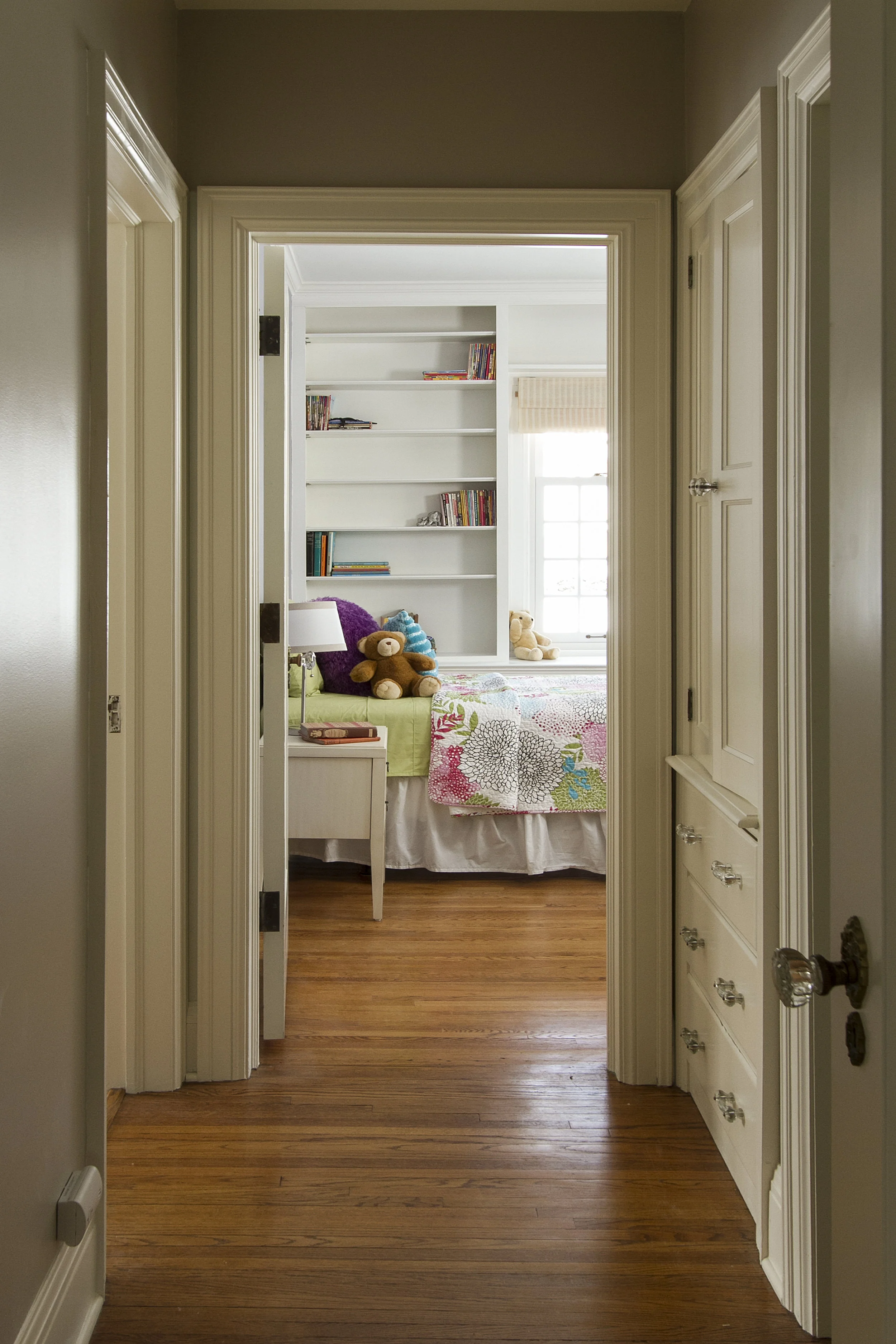 hallway to bedroom 1 vert.jpg