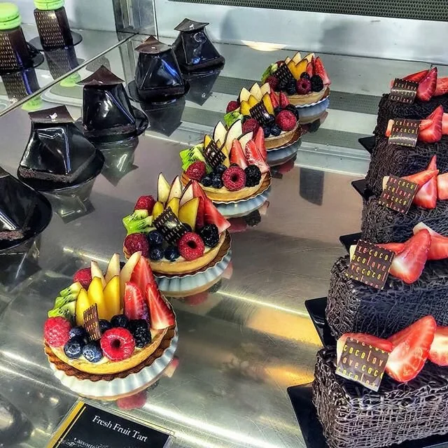 walking by AO... .
.
.#berries #patisserie #pastrylove #pastrylife #instagood #insta #instafood #baking&nbsp; #pastrycheflife #chocolate #chocolates #delicious #food #pastryvideos #pastrychef #patissier&nbsp; #yummy #pastryelite #pastryporn #instagoo