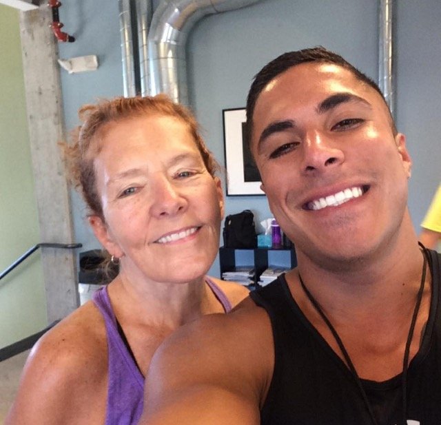 Dos personas sonriendo en un gimnasio.