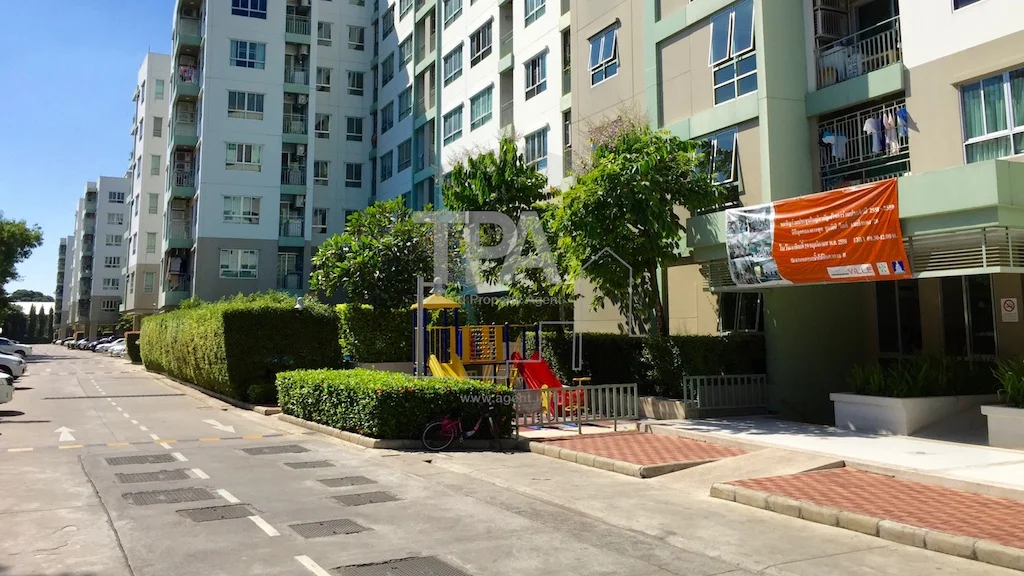 สระว่ายน้ำ และสนามเด็กเล่น อยู่หน้าอาคาร C ซึ่งเป็นอาคารกลางโครงการ