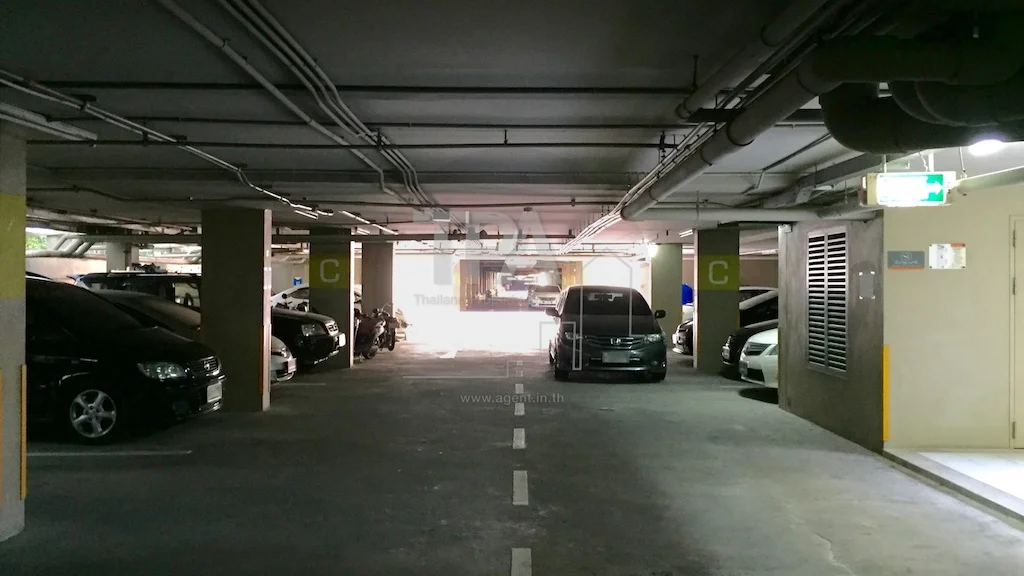 ที่จอดรถใต้อาคาร