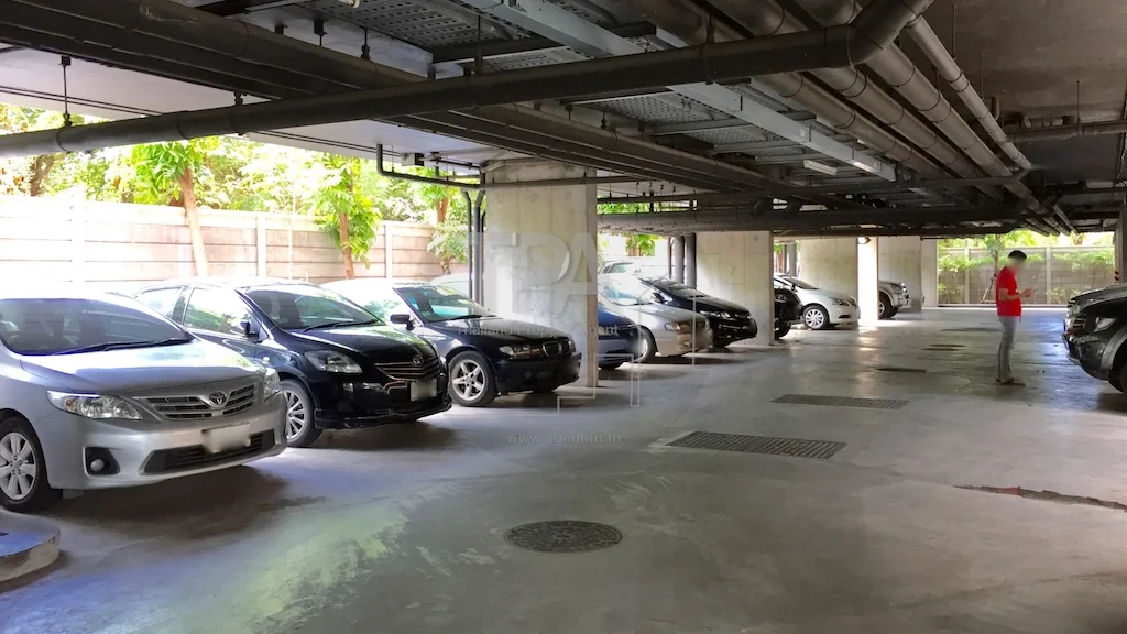 ที่จอดรถและทางเข้าอาคาร