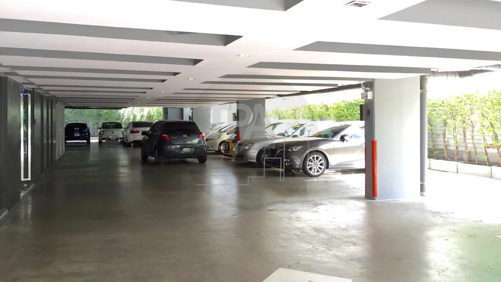 ที่จอดรถและทางเข้าอาคาร