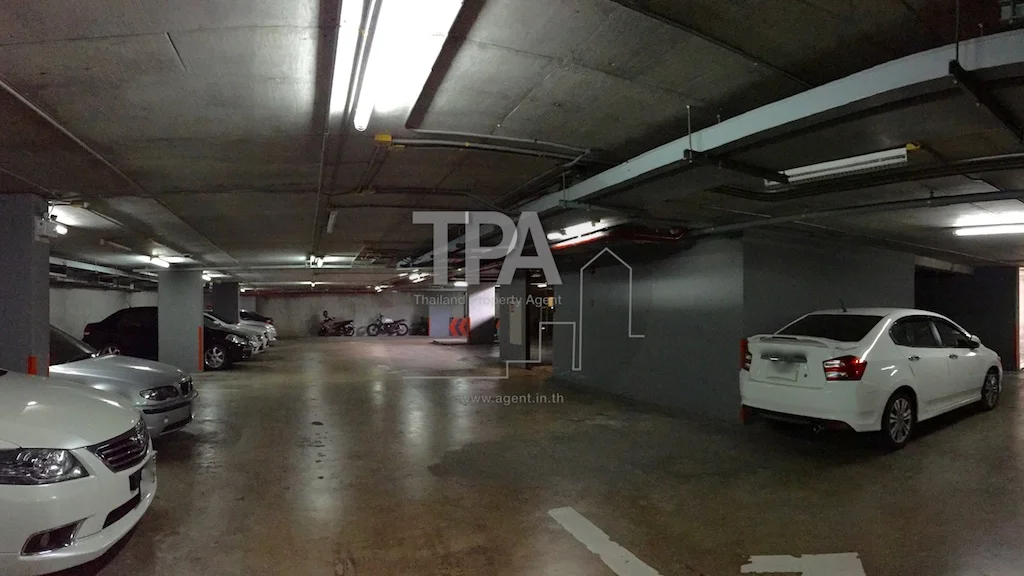 ที่จอดรถใต้ดินและทางเข้าอาคาร