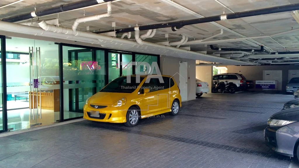 ที่จอดรถและทางเข้าอาคาร