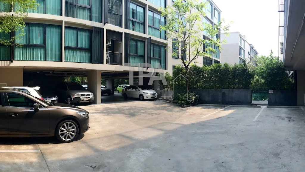 ที่จอดรถระหว่างอาคาร