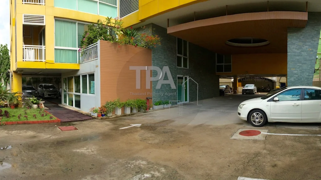 ด้านหน้าอาคาร ที่จอดรถ และทางเข้าอาคาร