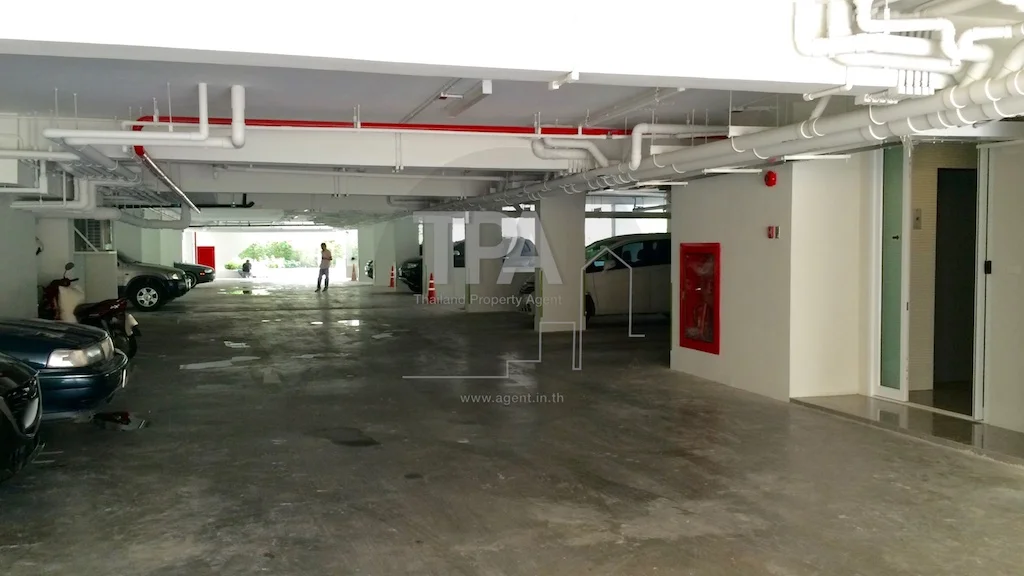 ที่จอดรถและทางเข้าอาคาร