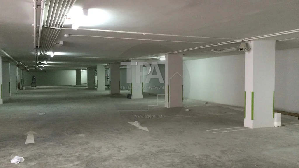 ที่จอดรถใต้ดิน