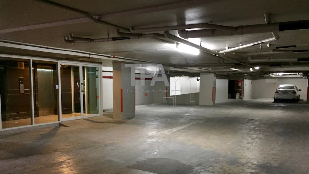 ที่จอดรถชั้นใต้ดิน