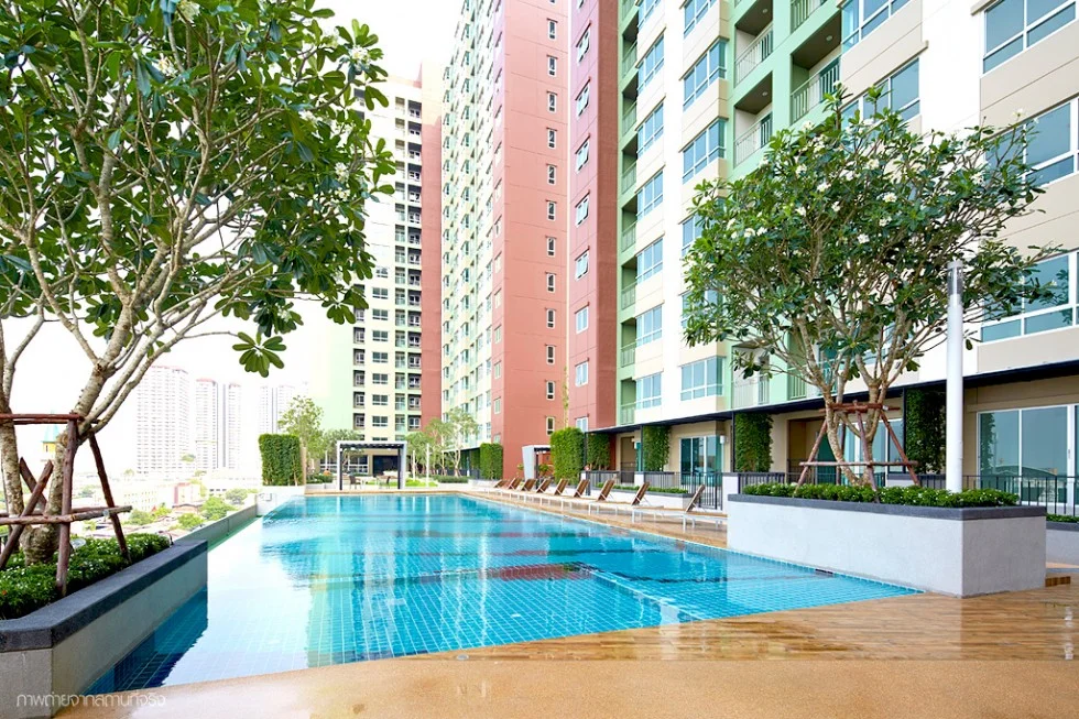 สระว่ายน้ำ (รูปภาพจาก http://www.lpn.co.th/condominium/index.php/lumpini/project/LP-SH)