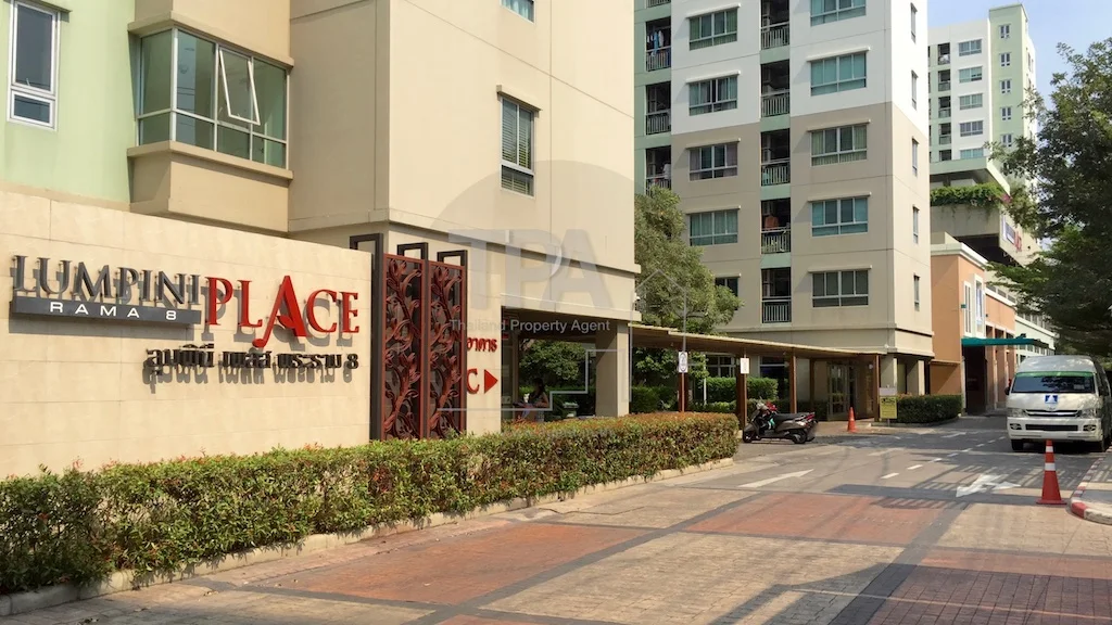 ด้านหน้าอาคาร B และอาคาร C