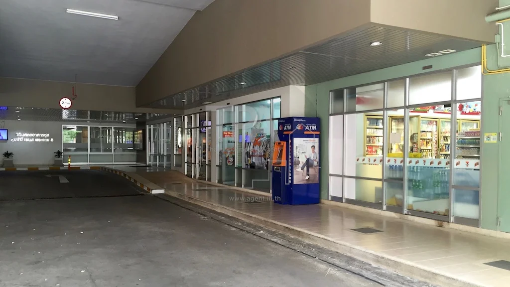 บริเวณใต้อาคาร B จากซ้ายไปขวา ห้องอ่านหนังสือ, สำนักงานนิติฯ, ร้านทำผม, ร้านซักรีด, ตู้เอทีเอ็ม, 7-11