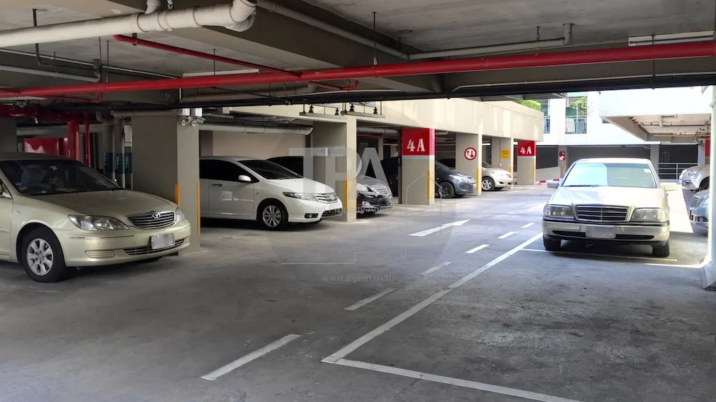 ที่จอดรถ ชั้น 4 (มีตั้งแต่ชั้น 1 - 4) ทางขึ้นอาคารจอดรถเป็นลิฟต์แยก