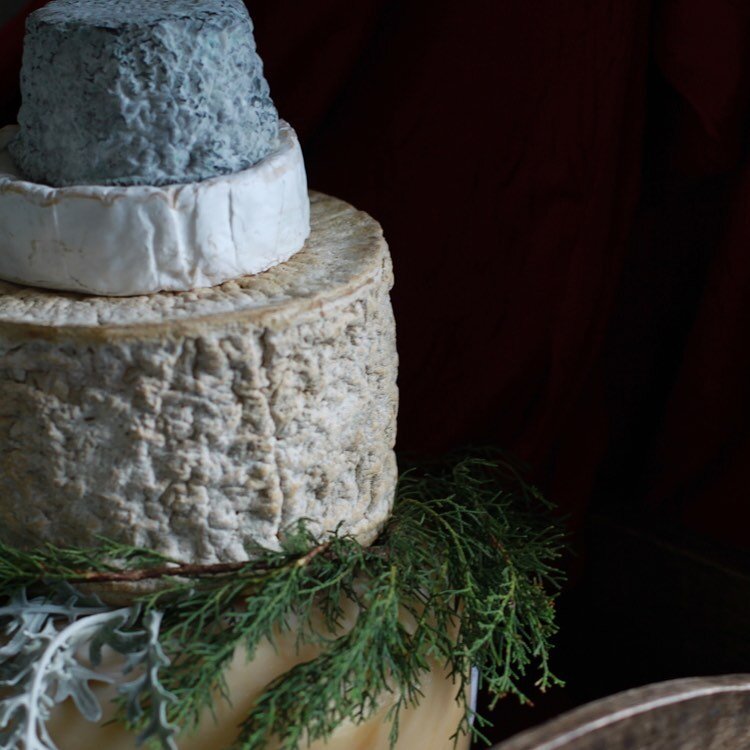 When you don&rsquo;t have a sweet tooth, a tiered cheese cake (or tiered cheese wheels to be specific), can make a dramatic savoury statement. 
They require minimal decoration and you can select cheeses by flavour or even colour tone if you aren&rsqu