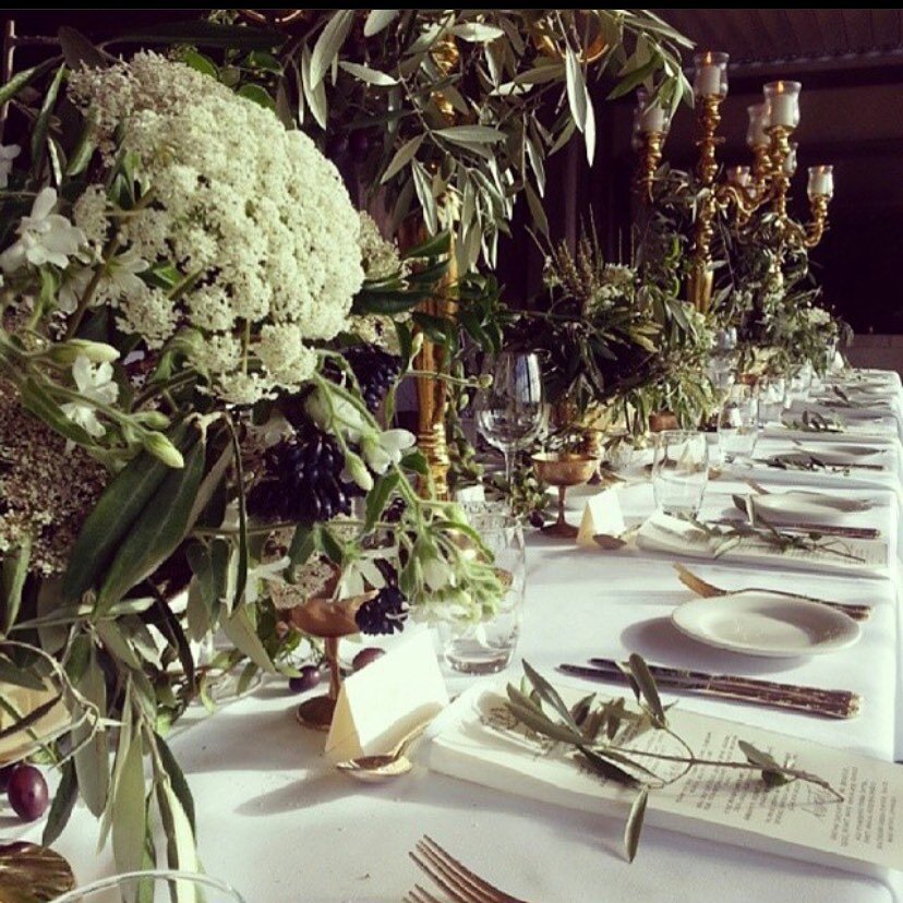 While weddings are certainly the place for a wild abundance of flowers, sometimes, scaling back to greenery with neutral and metallic touches can make for an even more opulent setting to say I do.
Additionally, foliage is inexpensive so if you&rsquo;