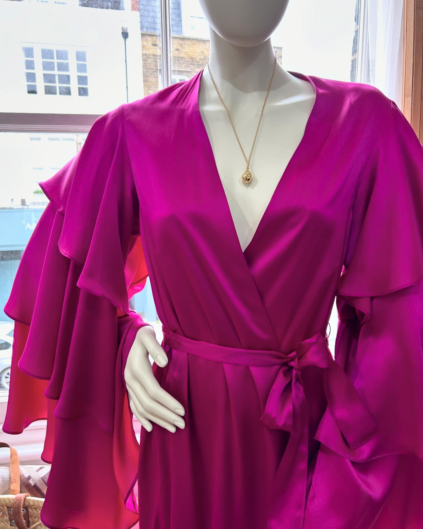 The perfect outfit 💜
Not one to make the morning tea in mind you, she&rsquo;s more lounging at home with a gin fizz or a fancy night at the opera. 

Are you as in lurve with this robe as I am 💘
DM for details and to book in this week, I have only a