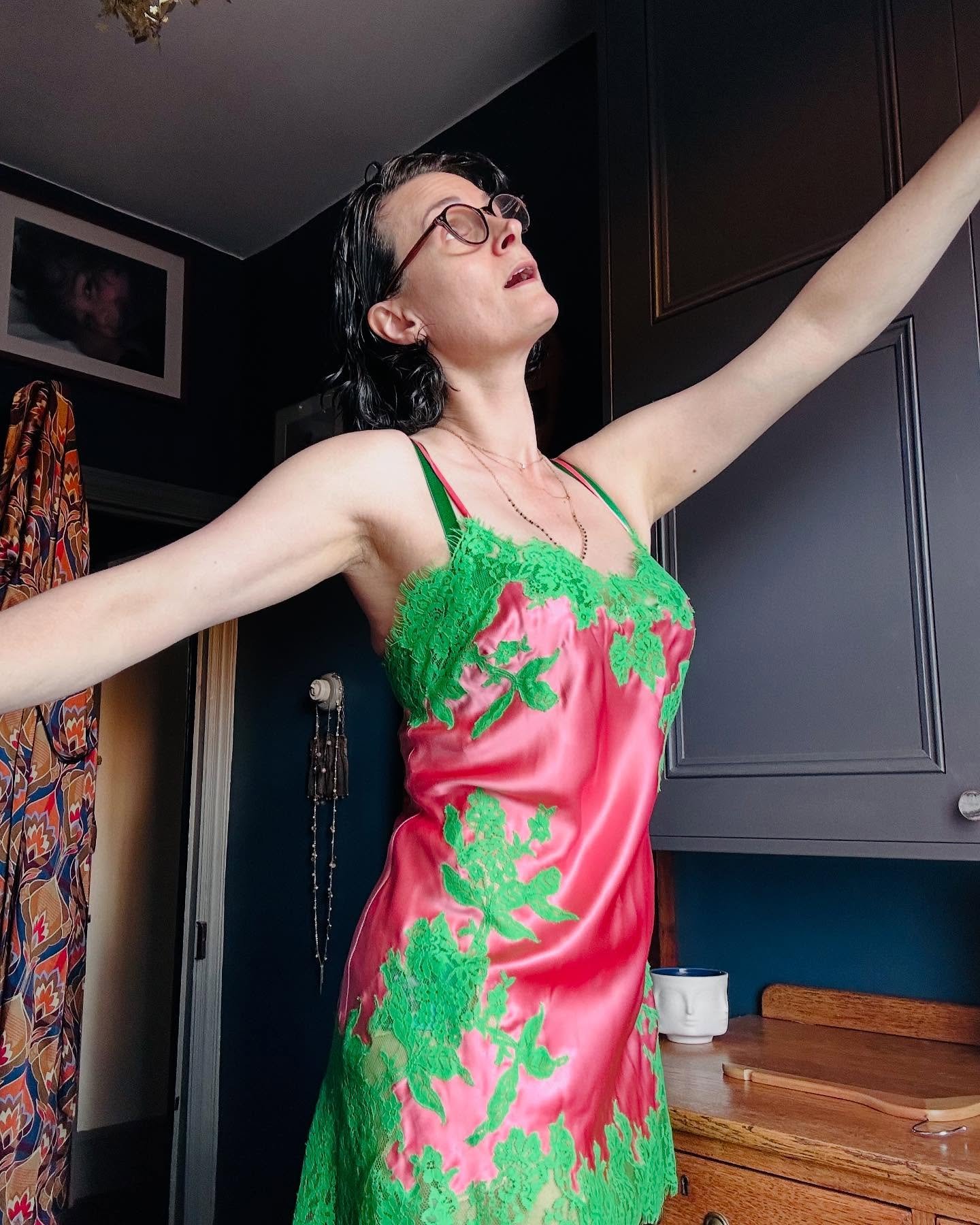 Actual footage in my dressing today when that sun hit me! Sorry for the silence loves. I have had an endometriosis flare up- I know after the hysterectomy (that sorted out the adenomyosis 😮&zwj;💨) I wasn&rsquo;t expecting it either and it has utter