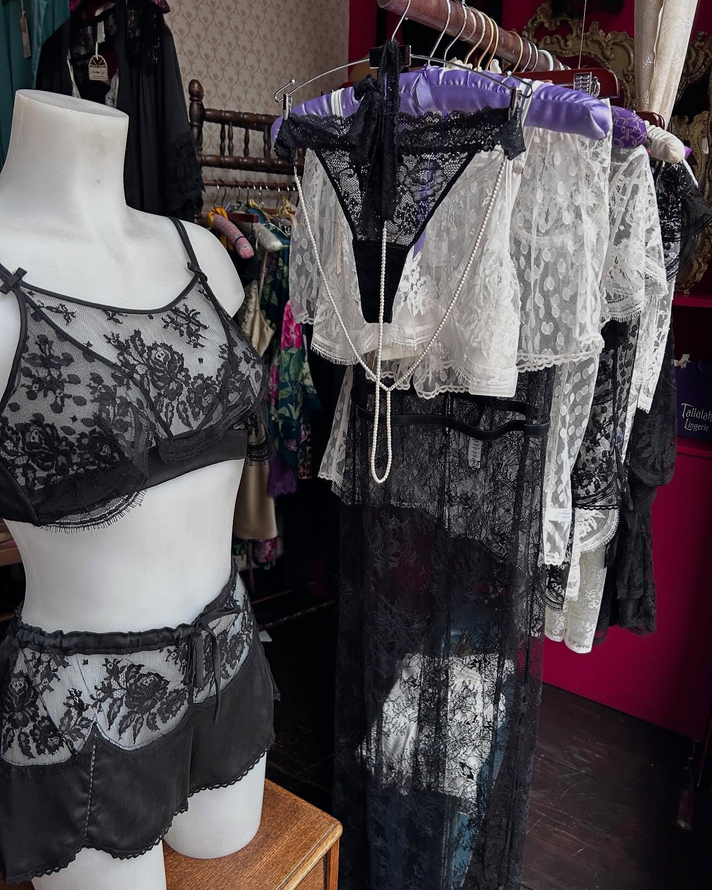 Help&hellip;. I can&rsquo;t decide! Noir or Cr&egrave;me 🖤🤍🖤🤍🖤
But then again, why choose 😉 The love for silk, lace and pearls runs deep- what&rsquo;s your thoughts? 

DM for details and to book in your private appt loves. 

#Tallulah #help #dr