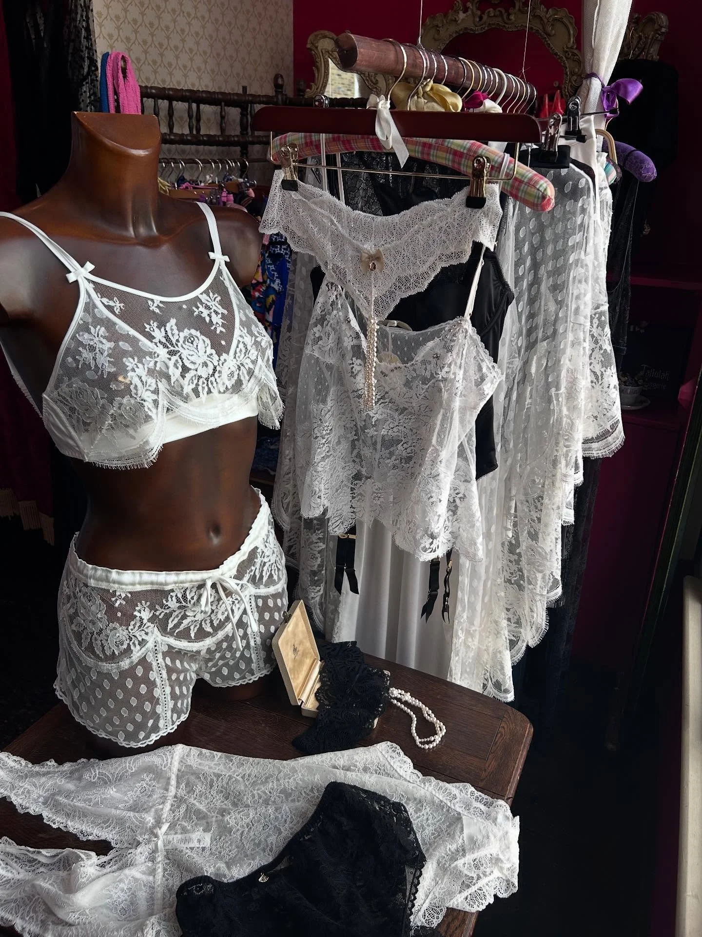 Monochrome perfection of silk, lace and pearls 🤍🖤🤍🖤
Sunday we have the jewellery workshop with the fabulous @anonomajewellery 😉 perfect if you were thinking of gifting someone special a ring 😍 and of course yourself 💋
#Tallulah #shopsmall #wo