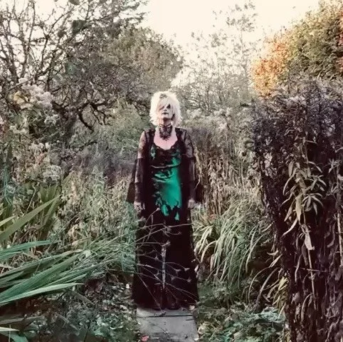 It’s nearly that thrilling time of year again….💚🖤💚🖤
I do love to dress up to go food shopping, maybe this is a tad toooo far 😉
DM for silk deets to wear to bed, shopping or dressing up because underwear as outerwear is always a gr