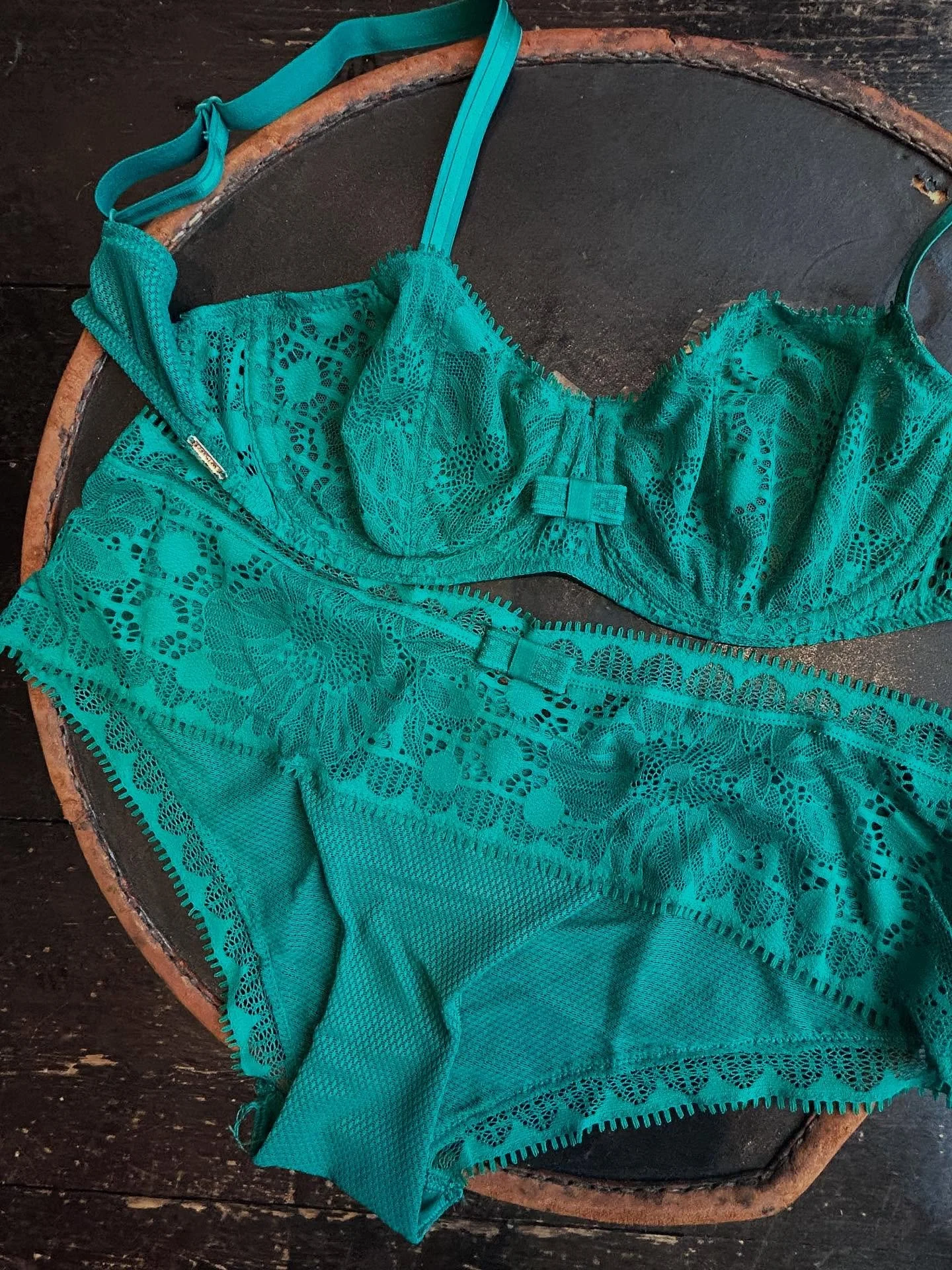 I was told the pictures don&rsquo;t do the colour justice 💚 guess you will just have to book in to see her irl but be quick, she won&rsquo;t be around for long 😙

DM to book in loves 💋

#Tallulah #green #lace #love #yesplease #islington