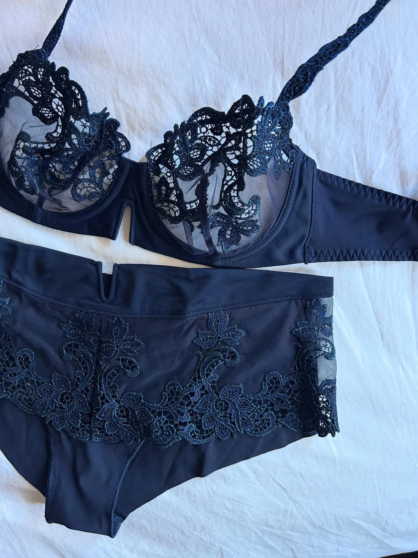 Oh hello youuuuu new Navy blue 😍
With a Subtle sparkle and a fab silhouette, she really is a wonderful everyday 5exy (trying this spelling out) set with a padded plunge (removable extra pads), sheer half cup or finally a full cup to choose from and 