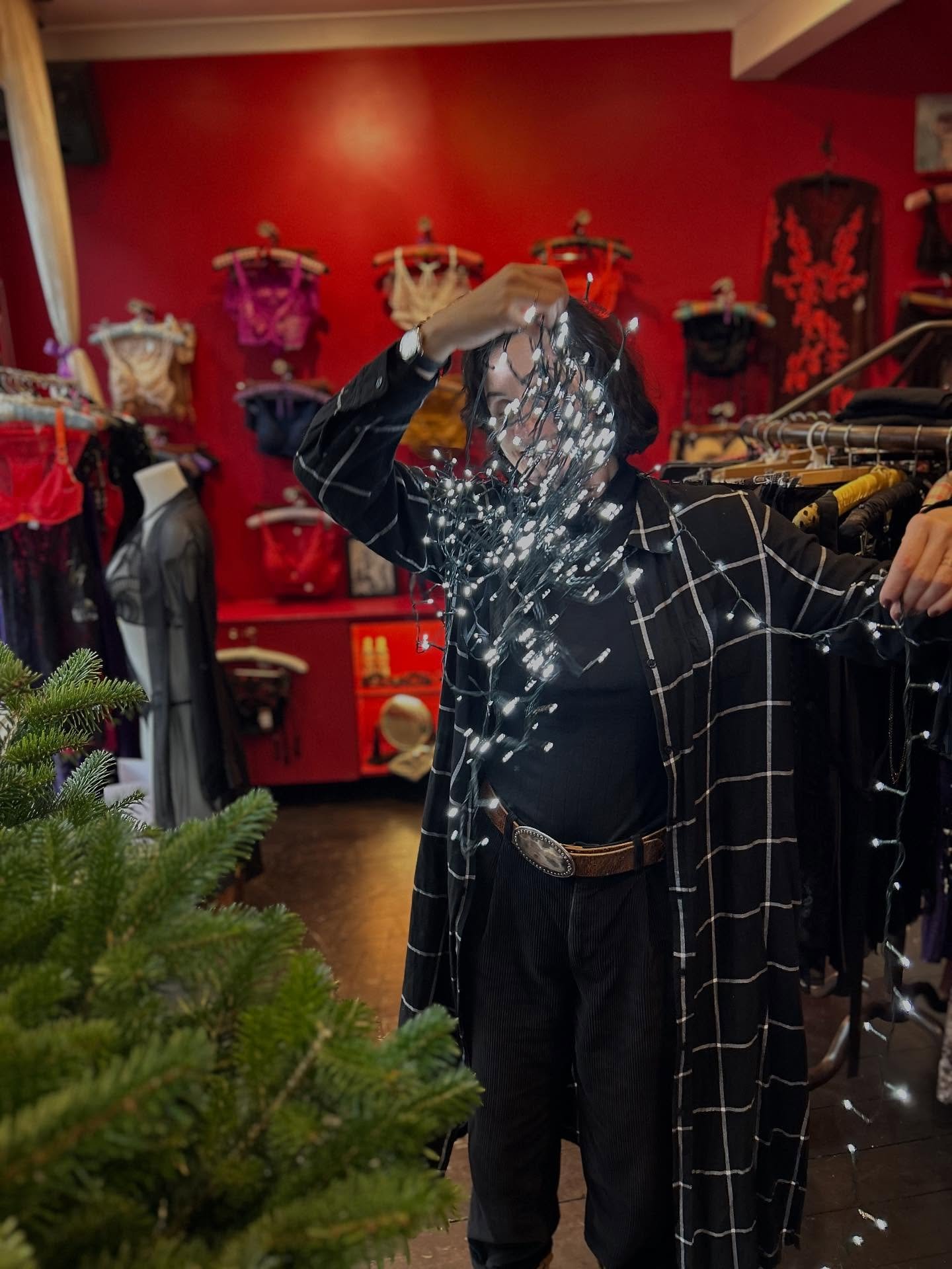 Not much rocking around her, but have finally dressed the pretty tree 🎄
What a wonderful hung over Sunday was had in the boudoir, it was definitely a theme of sore heads and slow thoughtful gifting yesterday. Thank you to those that popped in, shopp