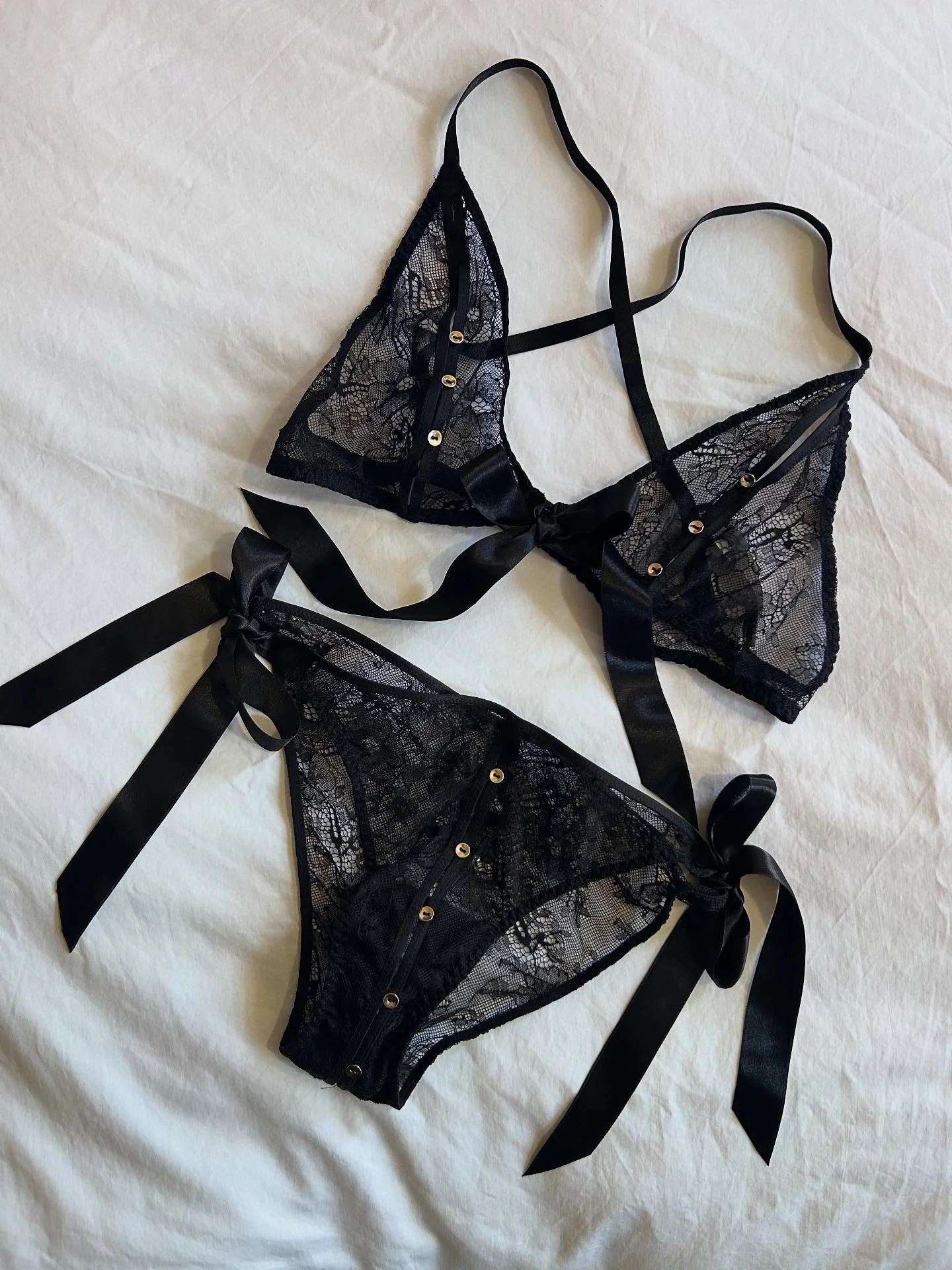 Happy Friday loves 💜 may I congratulate you and insist that you treat yourself or a lover to this set 🖤🎄🤩 she really is the perfect gift. 
Onesize (ish) with the gift like tie-side ribbons knickers and yes those gold little button completely undo