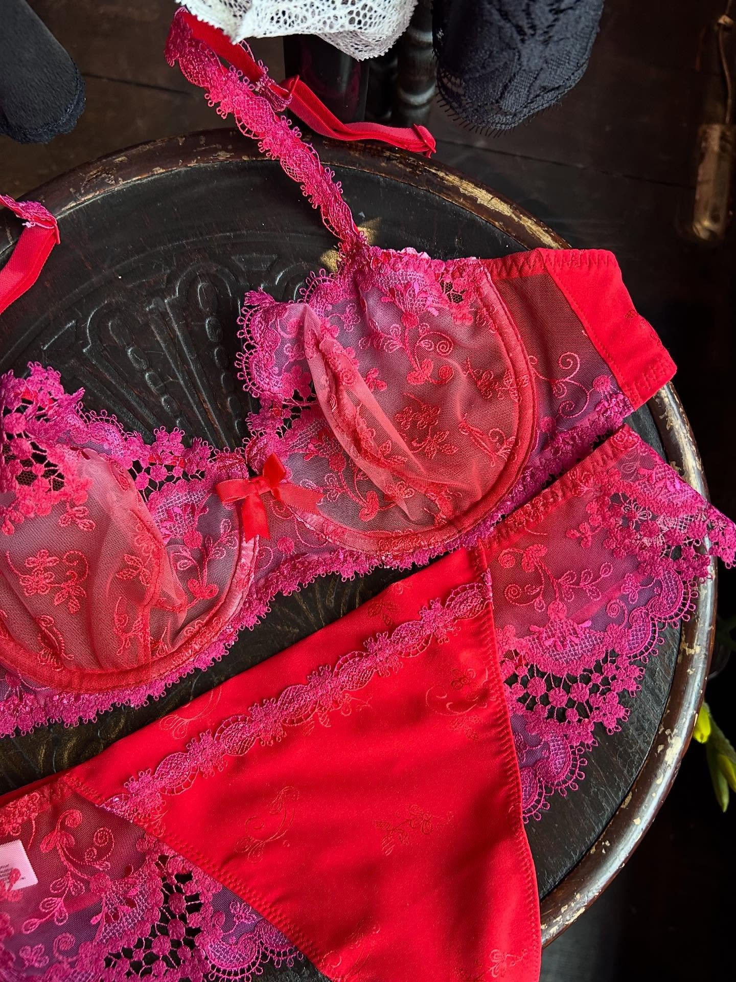 Your wish is my command 🩷&hearts;️🩷&hearts;️ 
&lsquo;Wish&rsquo; being the name of this damn right GORGEOUS set. In a myriad of colours, She may of sat over your heart in either the classic unpadded half cup or full cup bra, or you have been up clo