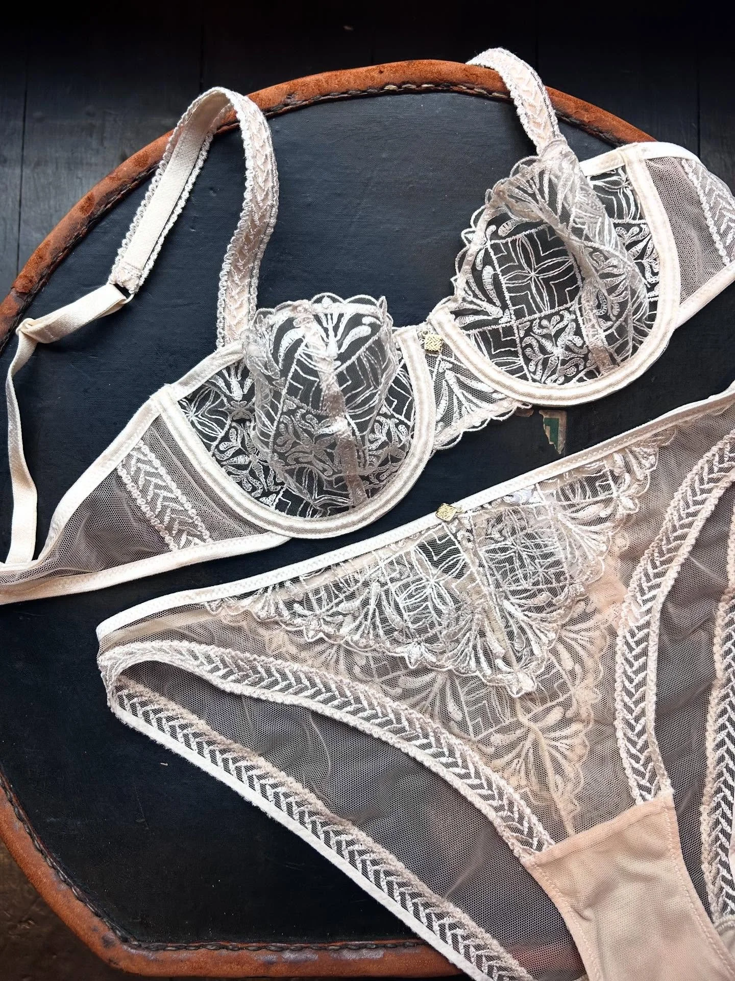 Happy Saturday loves 🤍 
Au hello- ICONIC 😍 she really is the cr&egrave;me de la cr&egrave;me!

Details to follow- but I just HAD to share her, or DM for a Saturday fix and come find out about her today! 

#Tallulah #love #pure #creme #cream #isling