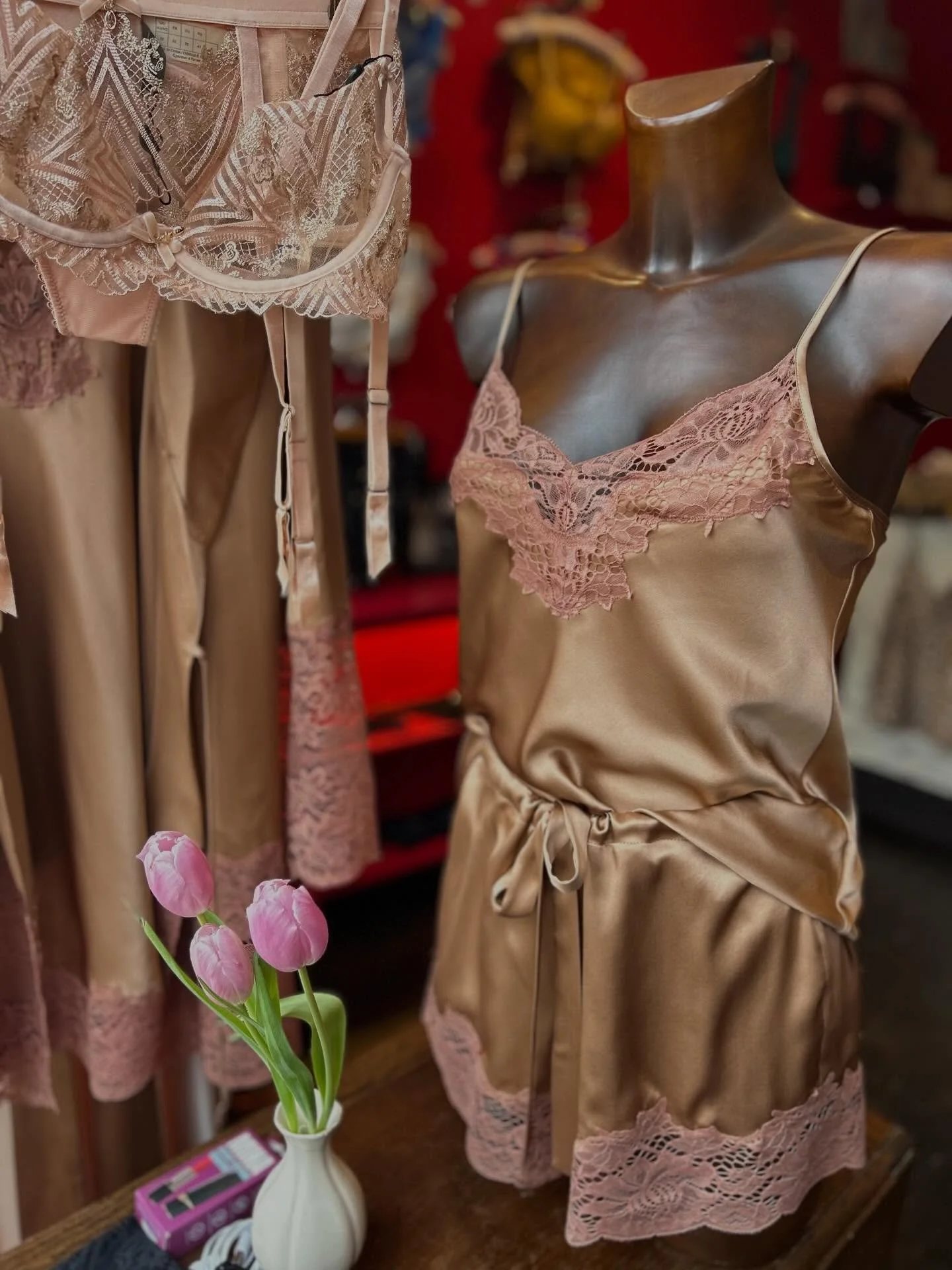 Sunshine AND a colour palette to make your heart sing - Happy March loves 🩷🤎🍮
Will get some better shots of the newness a-sap! 
In the meantime swipe away 🍥and DM to get booked in 💋

#Tallulah #silkslip #slipdress #underwearasouterwear