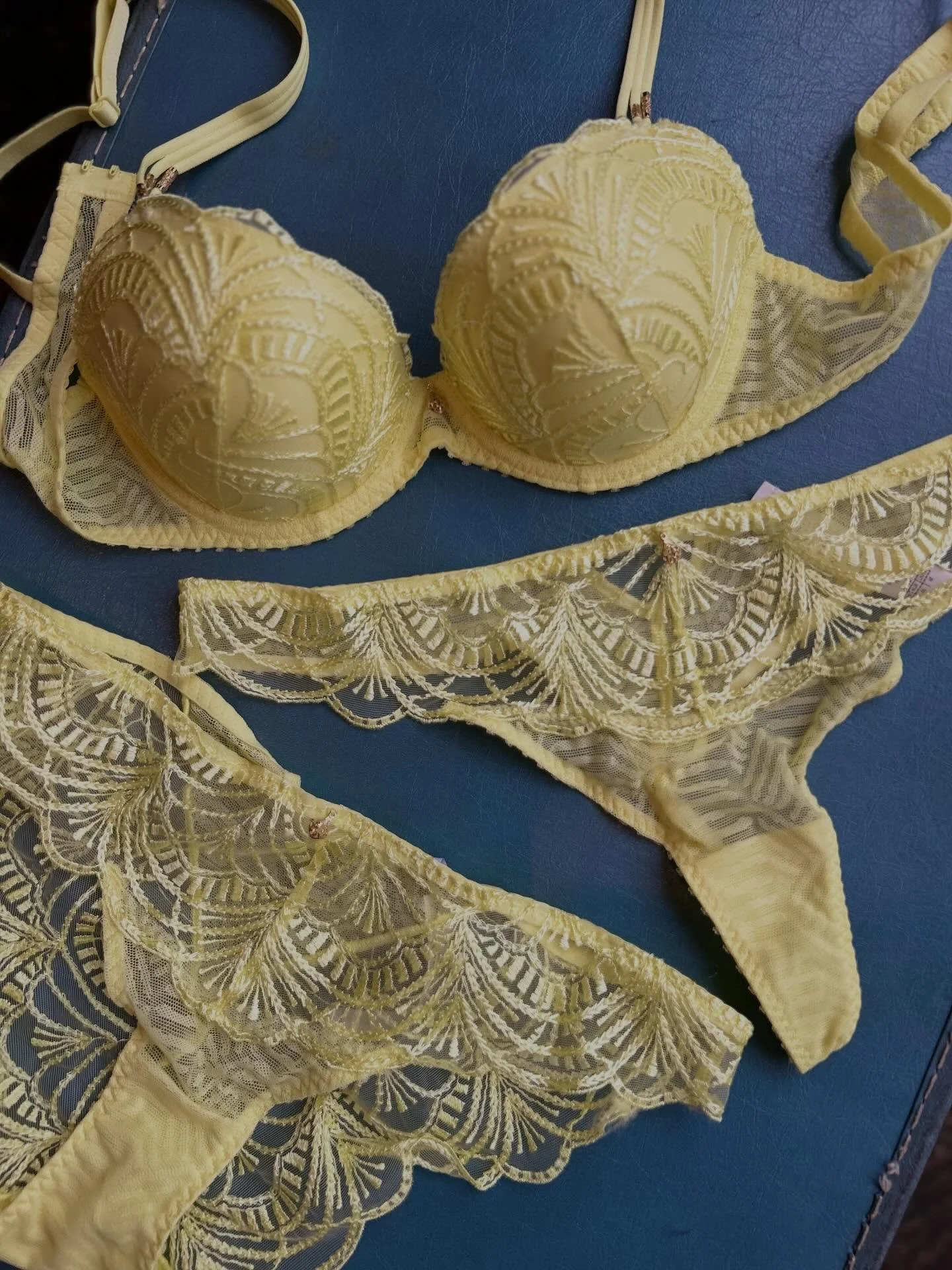 Easter lingerie inspo 💛💓💐
Happy Easter Saturday loves- I have 1pm available for a cheeky chickie appt today- hit me up to book in 💋

#Tallulah #eastertreat #chickie