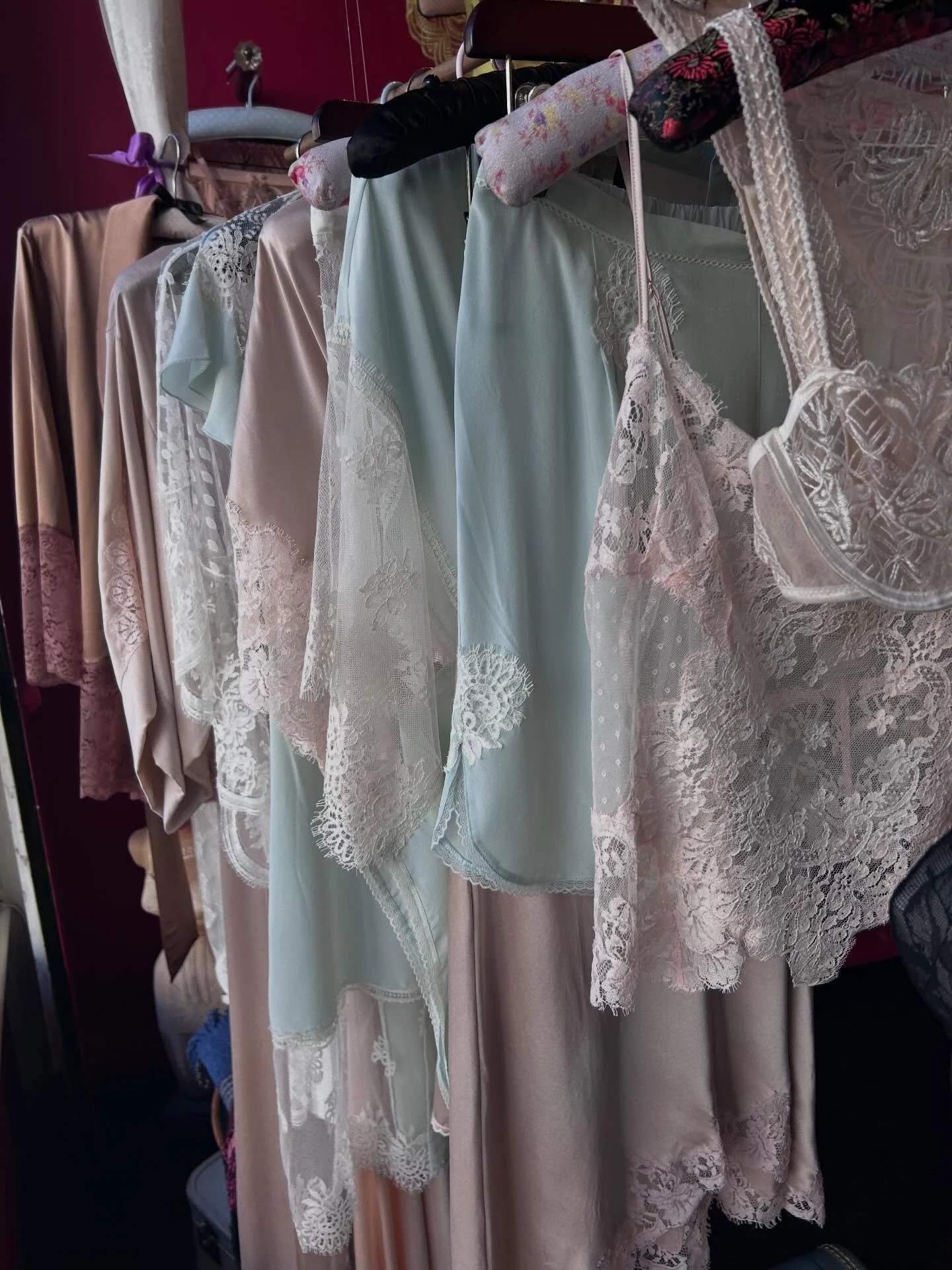 Ice cream tones with vintage vibes, a love story of lace and silk💘🌸🤍🍡✨
Oooo and the appointments available for the weekend - DM to book in loves 💜

#Tallulah #pastels #vintagestyle