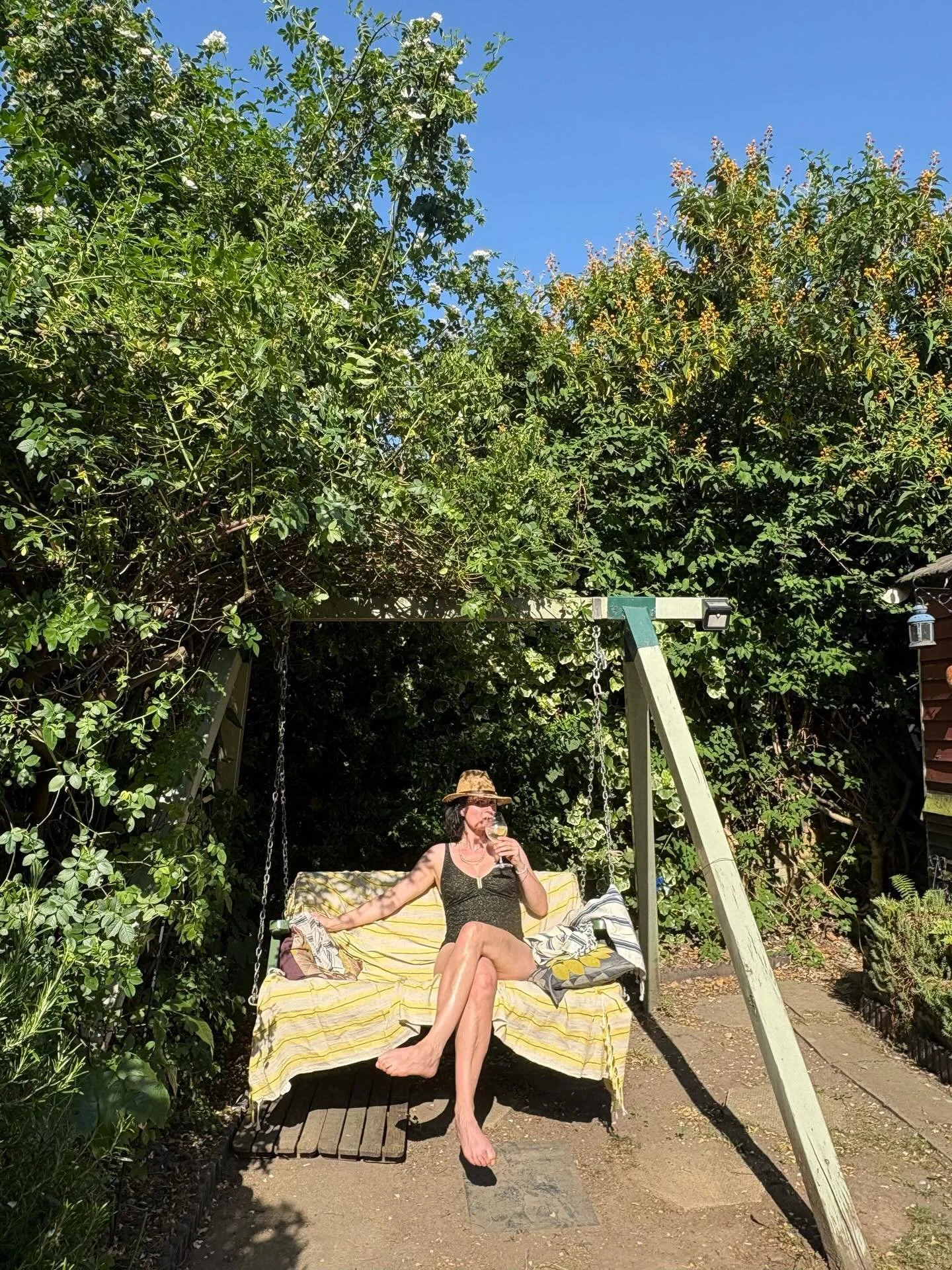 One the hottest day of the year I decide to trim my bush&hellip;because who doesn&rsquo;t love a neat and tidy bush 😜
So comfortable in my black and gold lurex wired suit of dreams. ALSO available in a halter neck bikini (with the same fab underwire
