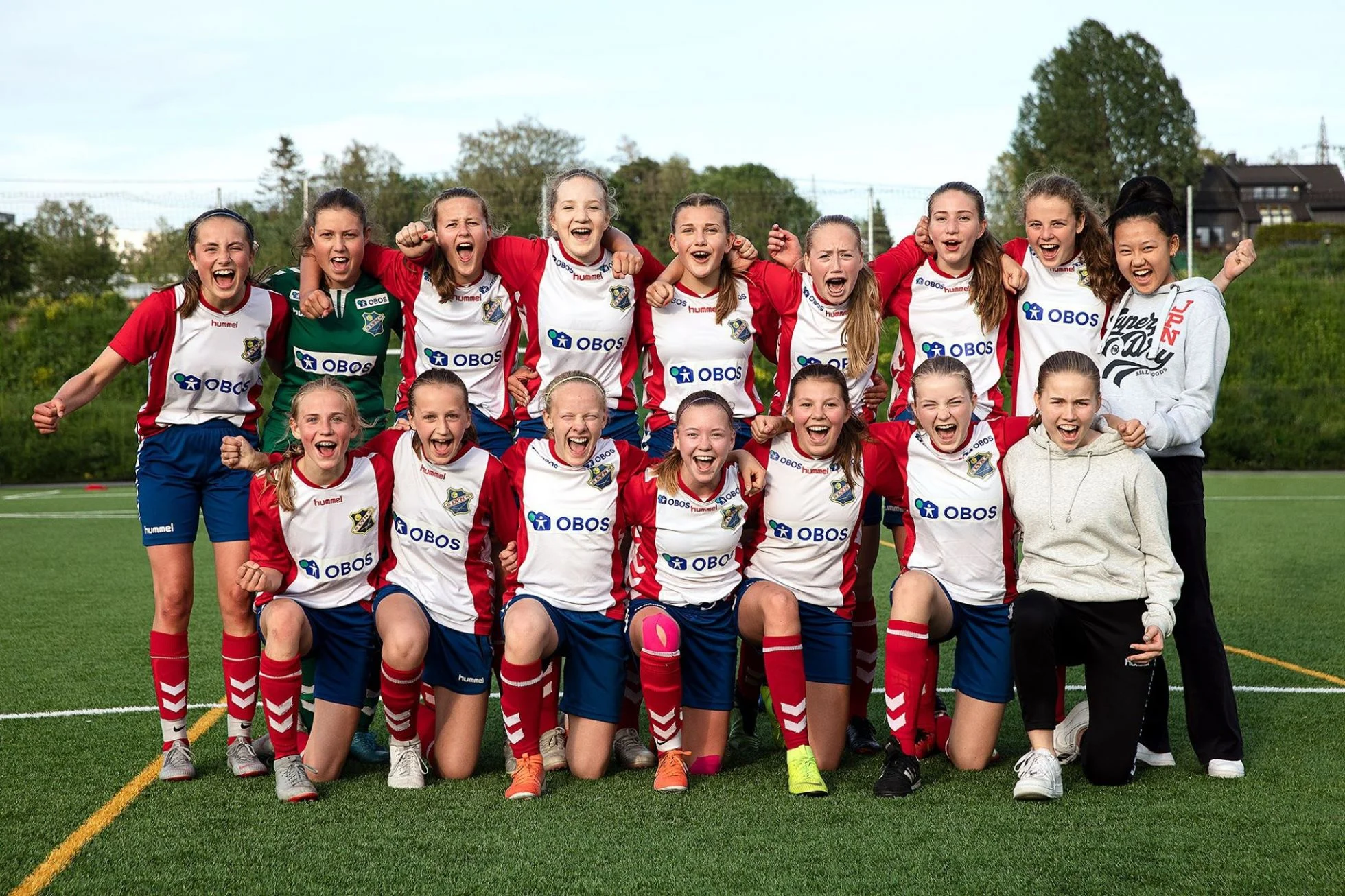 Lyns jenter 15 år kan juble etter å ha vunnet kampen mot Skeid-jentene, 6-2, på Kringsjå tirsdag kveld. Foto: DAG STANDAL